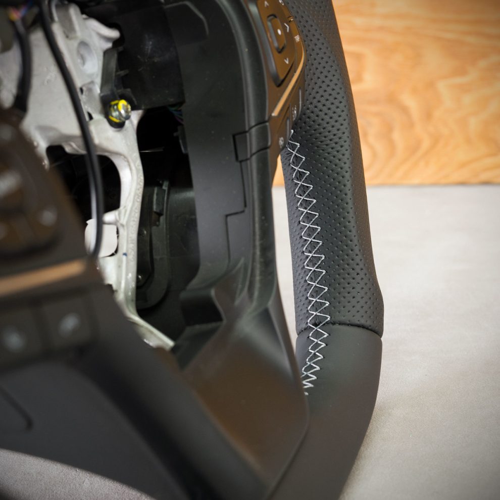 Toyota Avensis T27 Custom steering wheel
