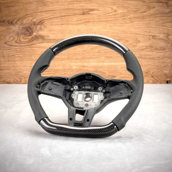 Carbon-fibre-finish-Both-the-top-and-the-bottom-of-the-steering-wheel Carbon-fibre-finish-Both-the-top-and-the-bottom-of-the-steering-wheel